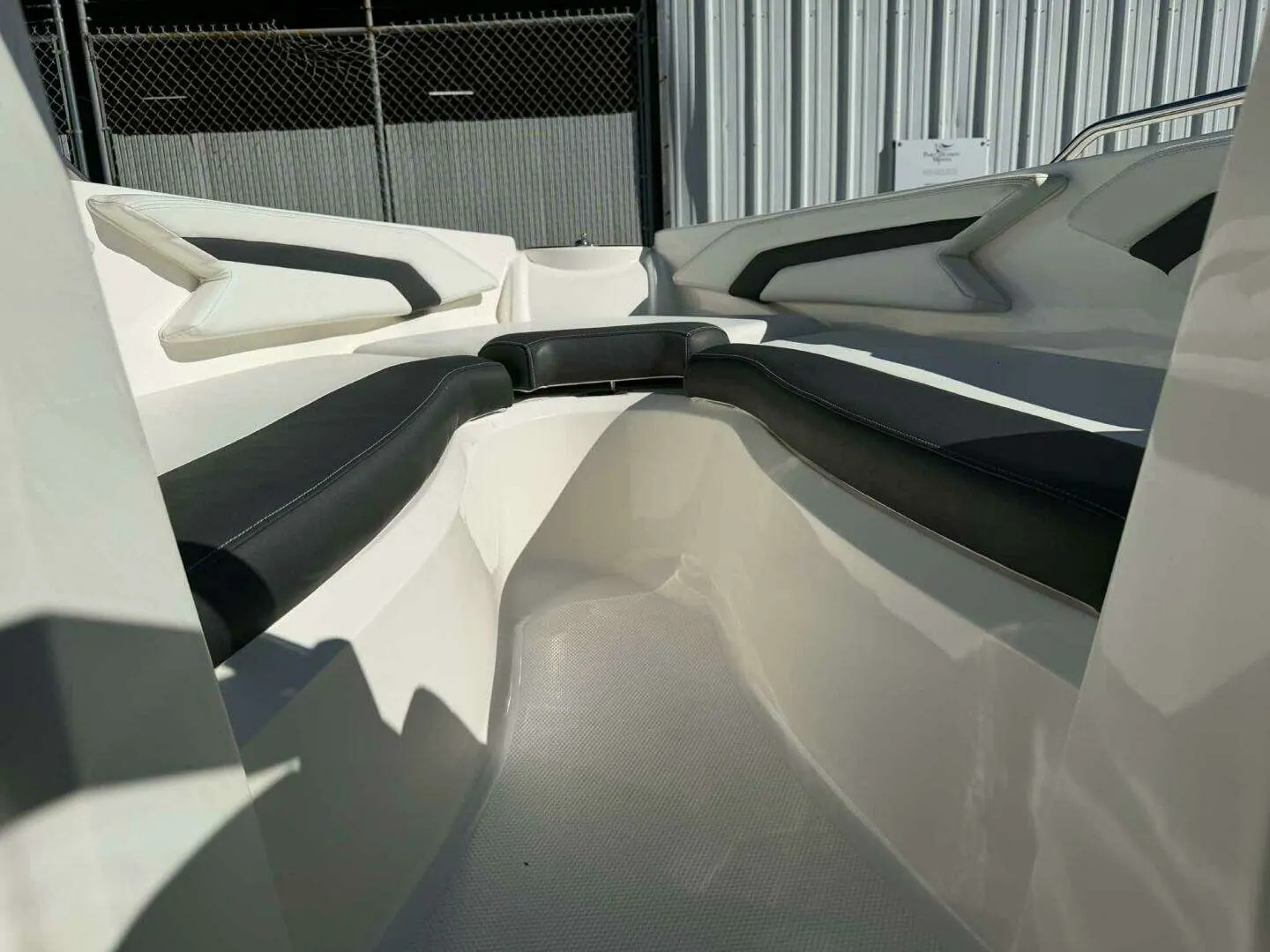 2015 Larson 225S IO photo 3