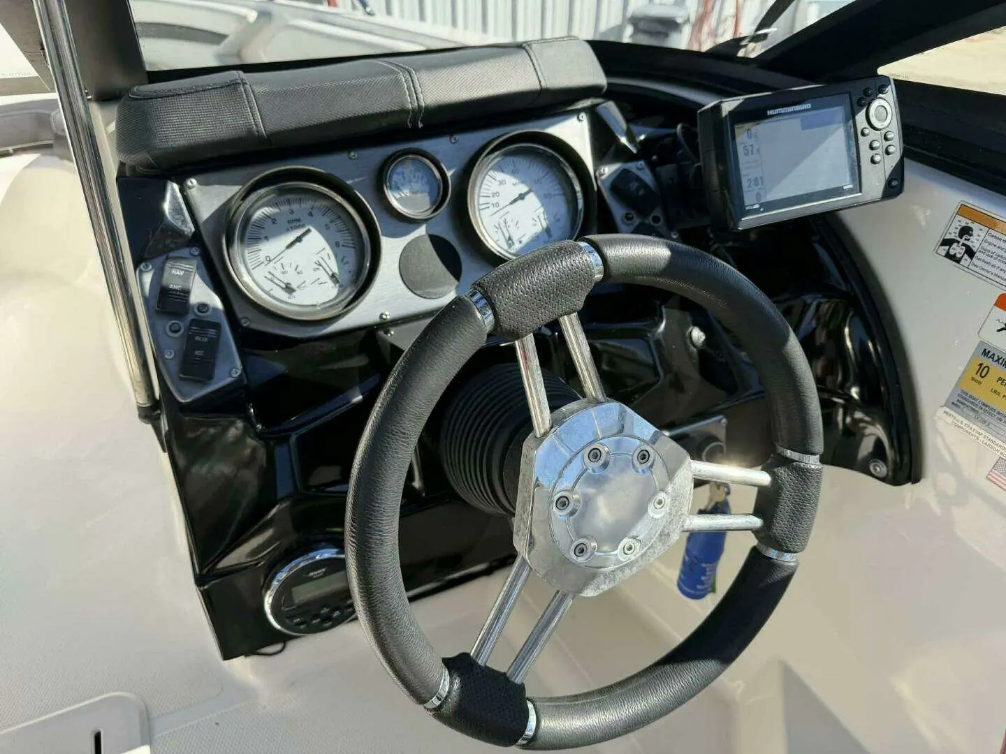 2015 Larson 225S IO photo 7