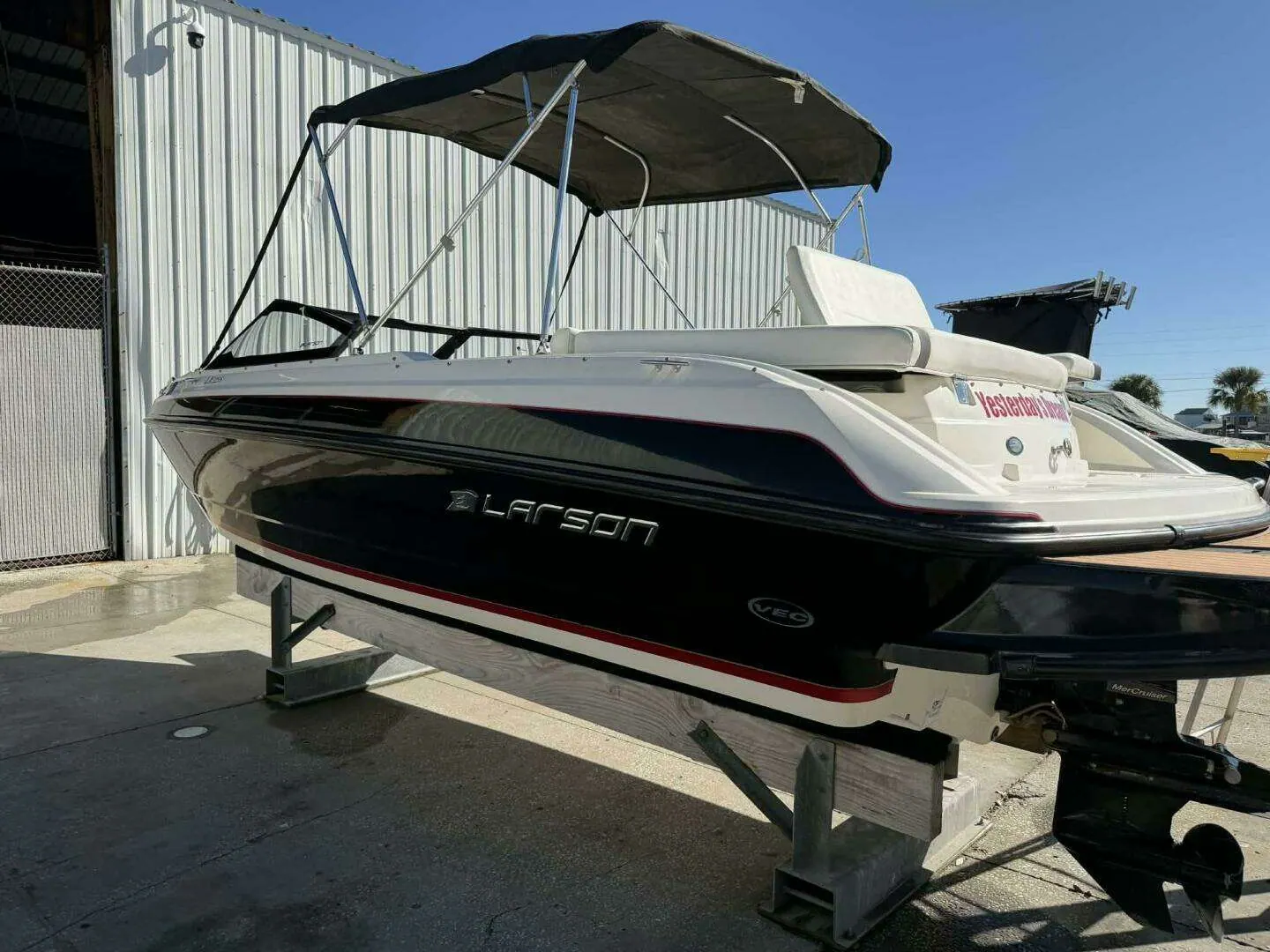 2015 Larson 225S IO photo 9
