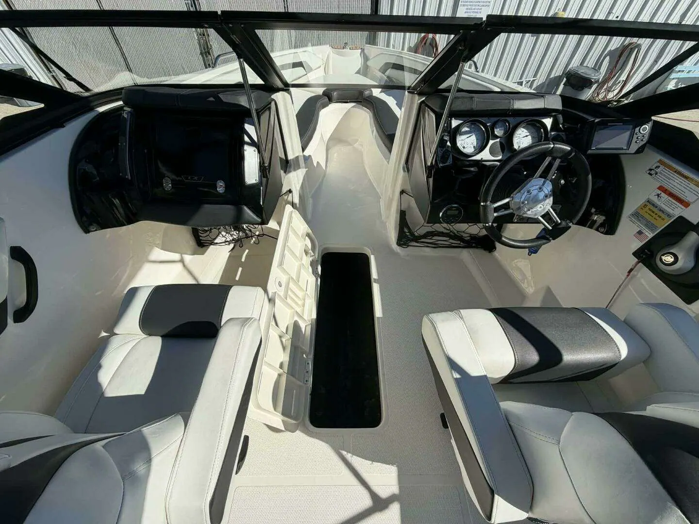 2015 Larson 225S IO photo 12