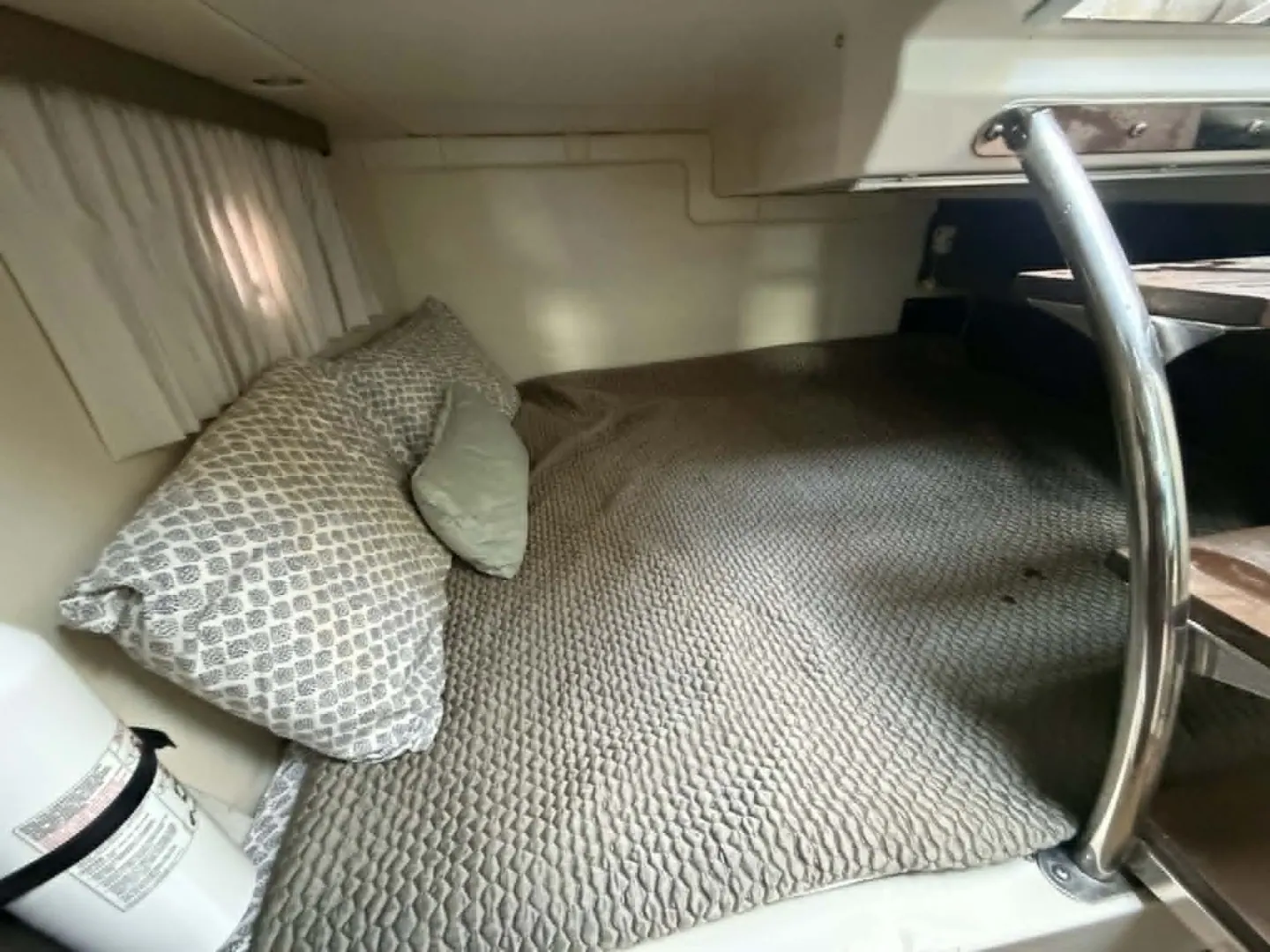 2016 Regal 28 Express photo 11