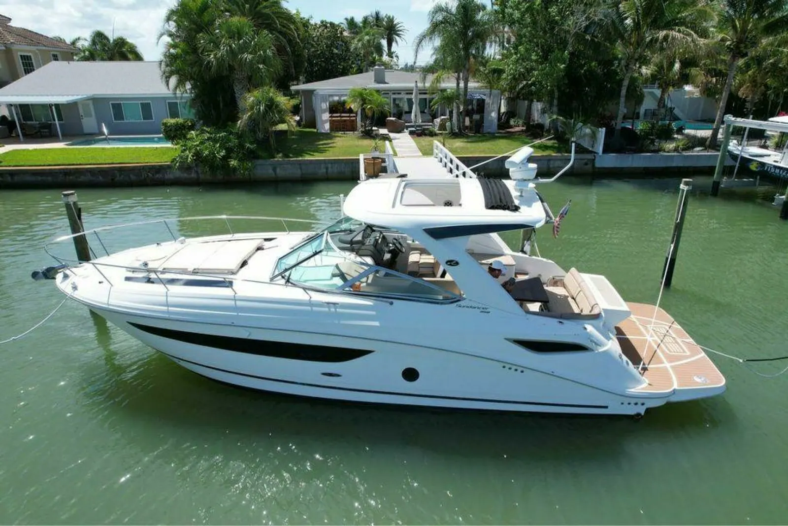 2016 Sea Ray 350 Sundancer photo 2