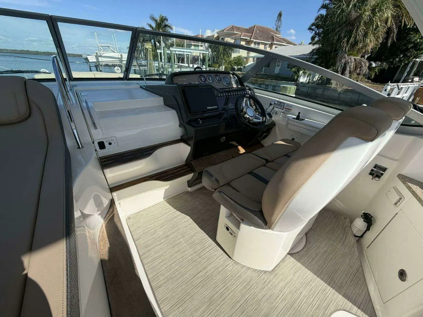 2016 Sea Ray 350 Sundancer photo 9